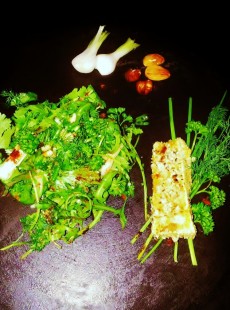 la-recette-de-la-semaine-anael-stolz-brie-pane-aux-noisettes-et-salades-d-herbes-aromatiques-0113213